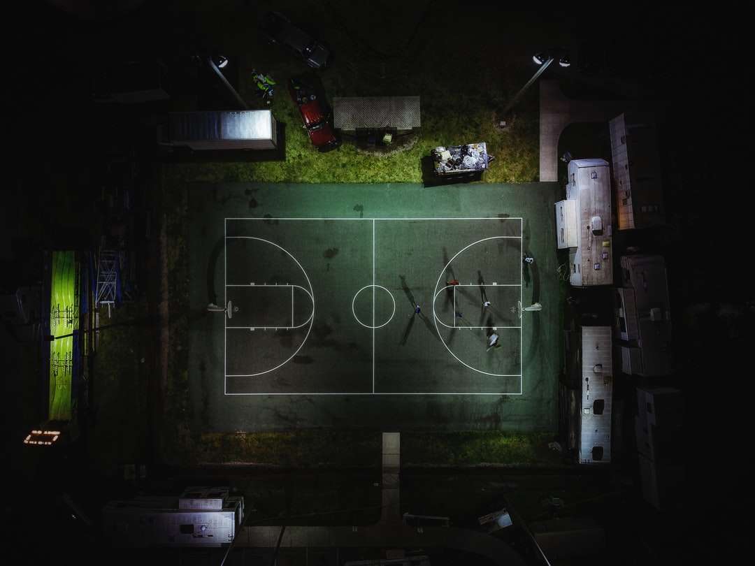 緑のバスケットボールコートの航空写真 オンラインパズル