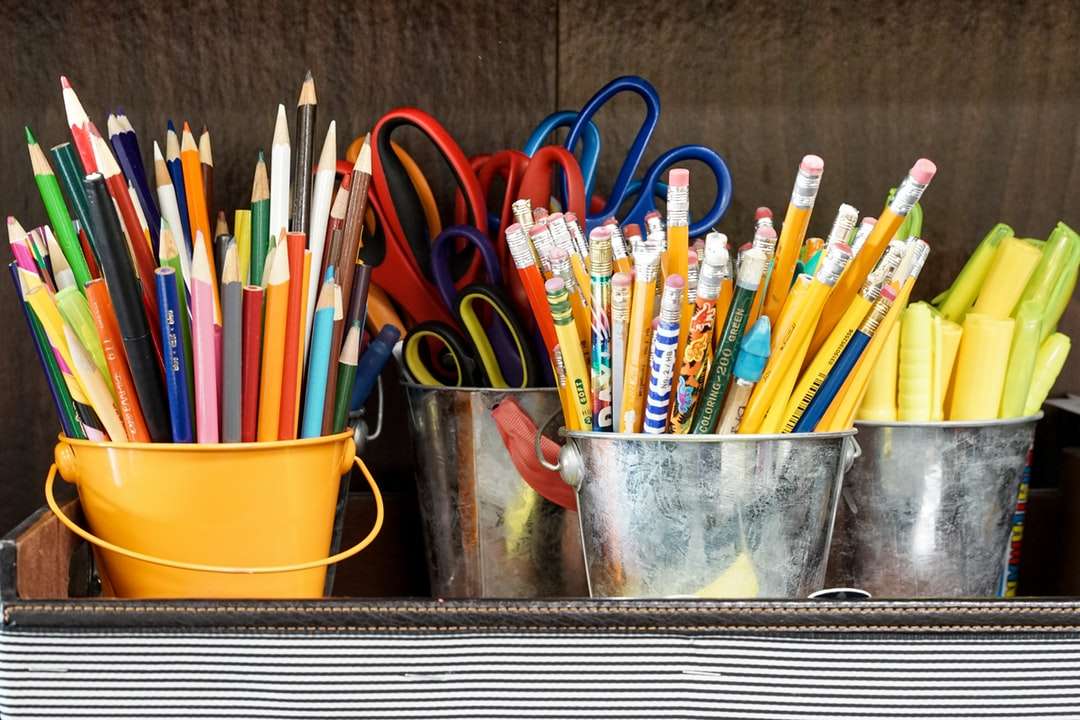 válogatott színes ceruzák sárga vödörben online puzzle
