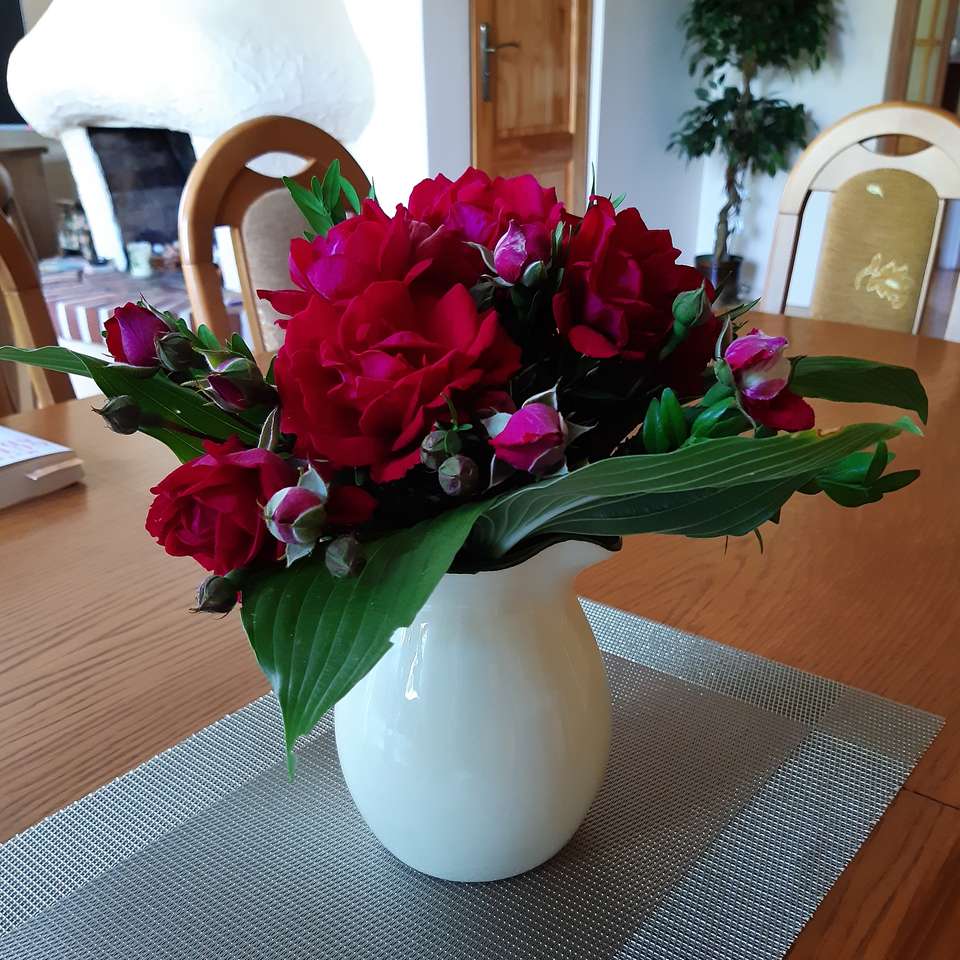 bouquet rosso in un vaso bianco puzzle online