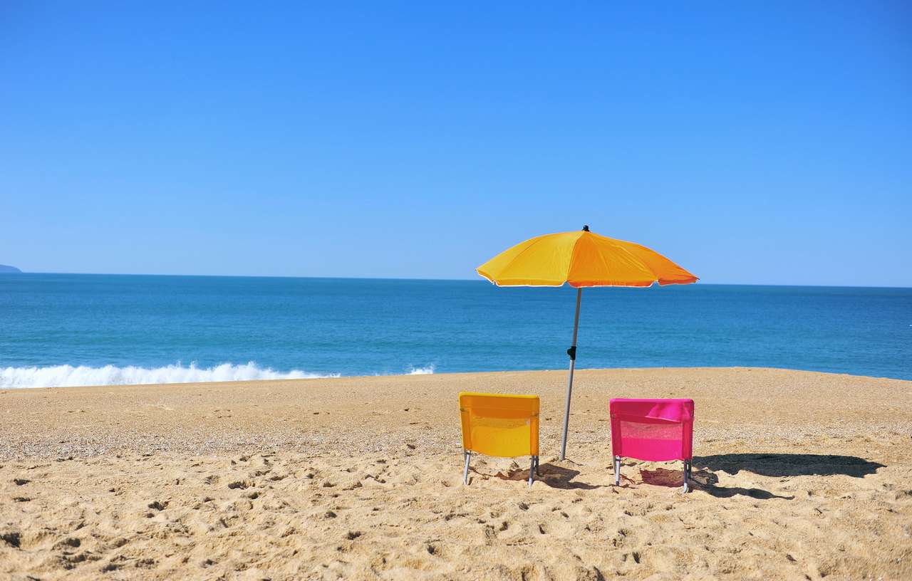 Două scaune de plajă colorate și umbrelă puzzle online
