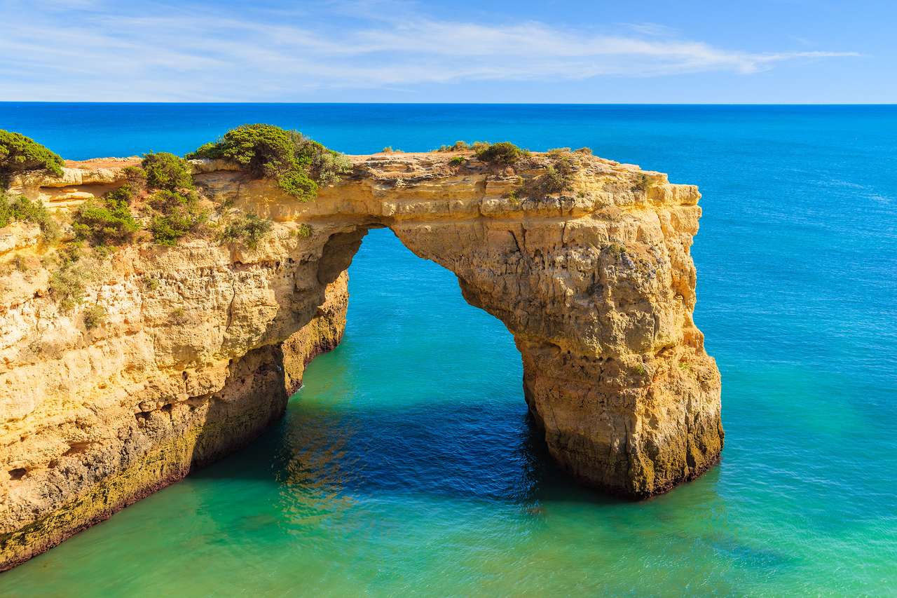 Skalní útesový oblouk poblíž pláže Marinha v Portugalsku skládačky online