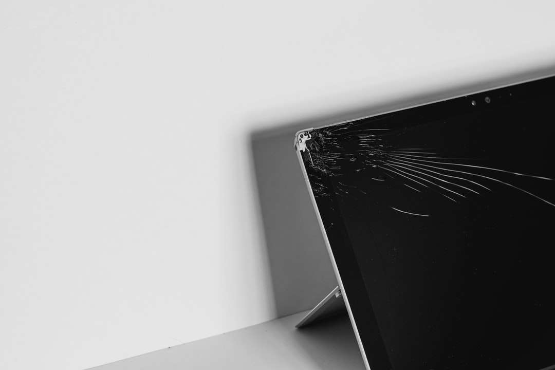 fekete laptop számítógép fehér asztalon kirakós online