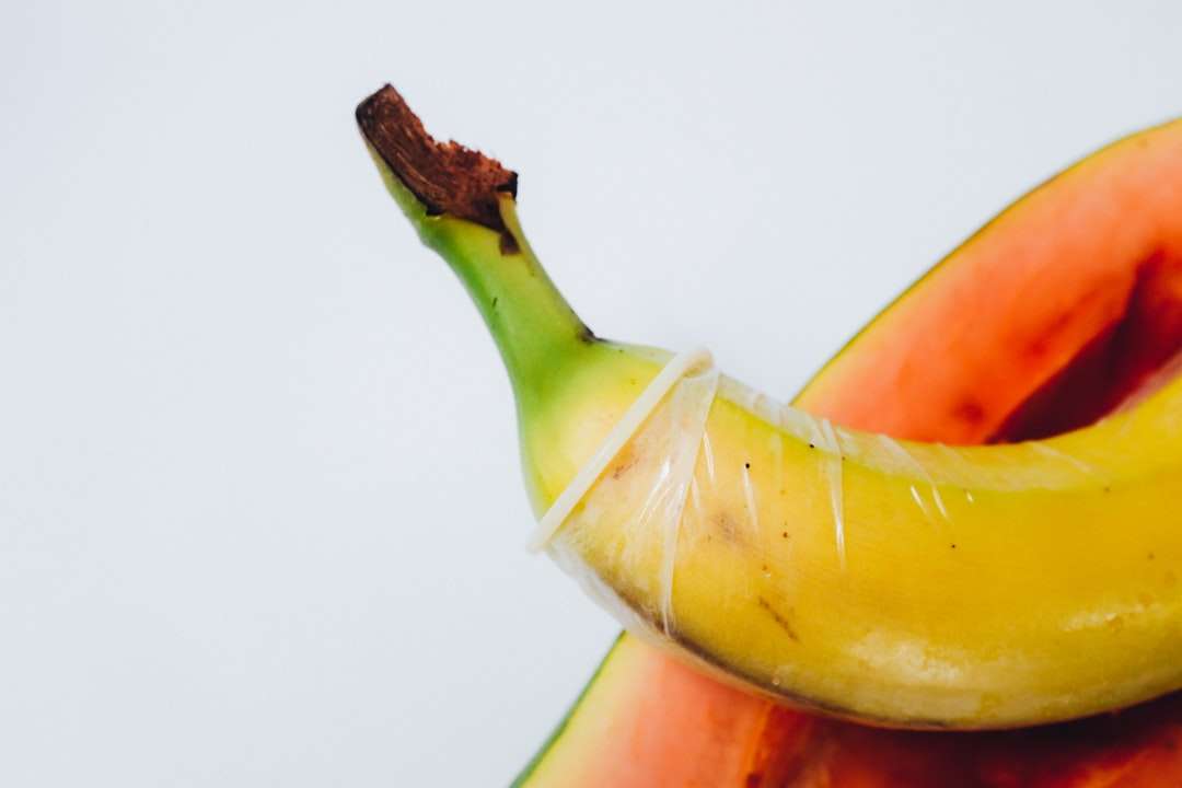 fruct de banană galben pe suprafața albă puzzle online