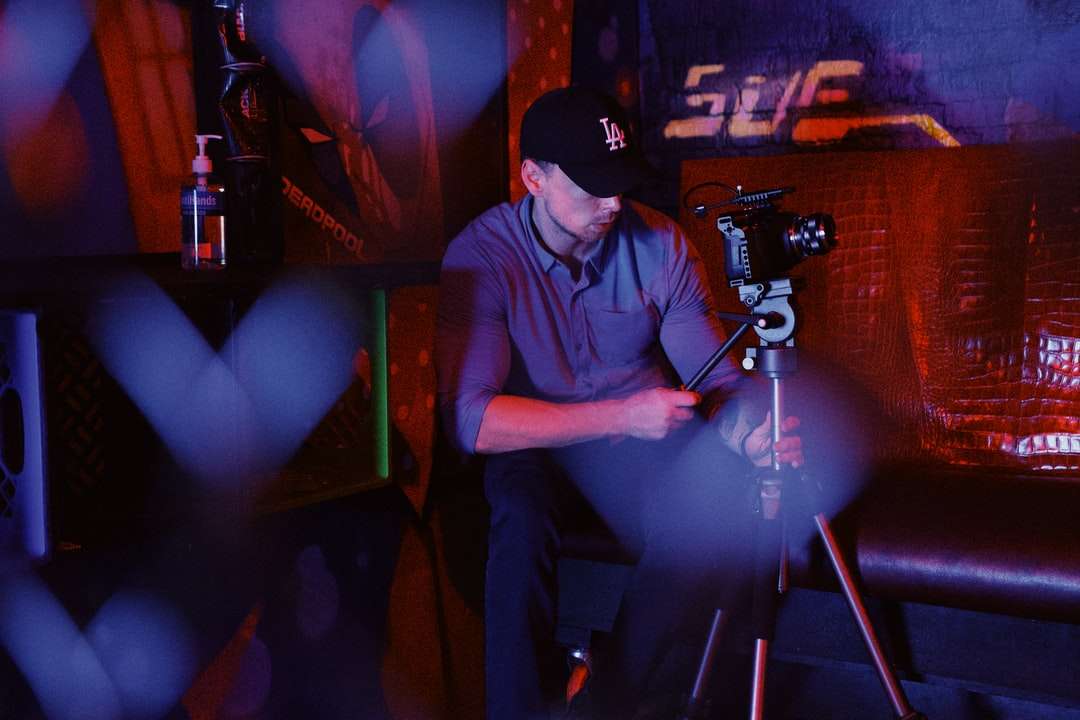 мъж в сива поло риза, свирещ диджей контролер онлайн пъзел