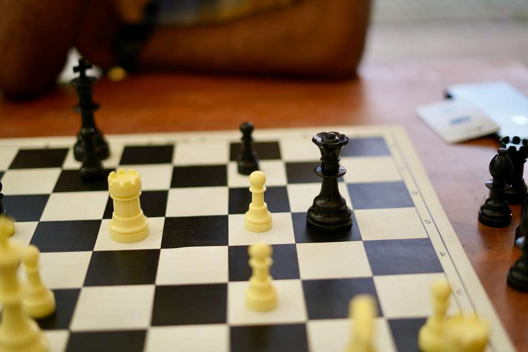 pièces d'échecs sur l'échiquier puzzle en ligne