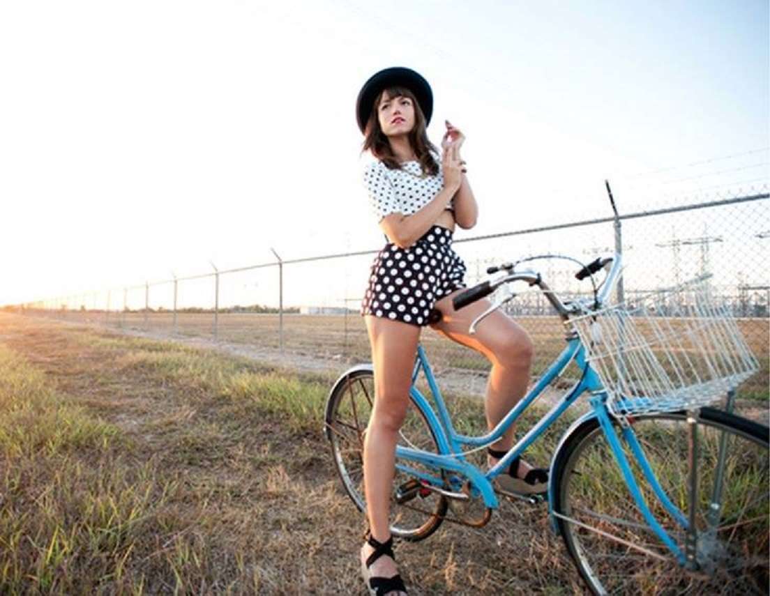 Подросток на синем велосипеде онлайн-пазл