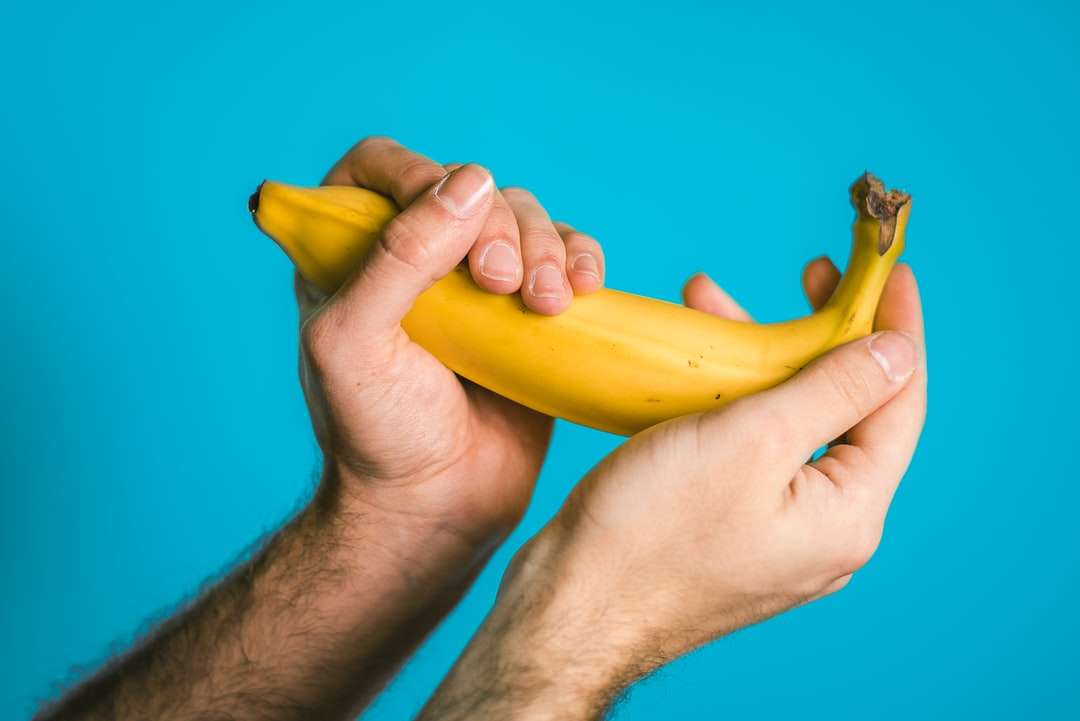 persona sosteniendo banano rompecabezas en línea