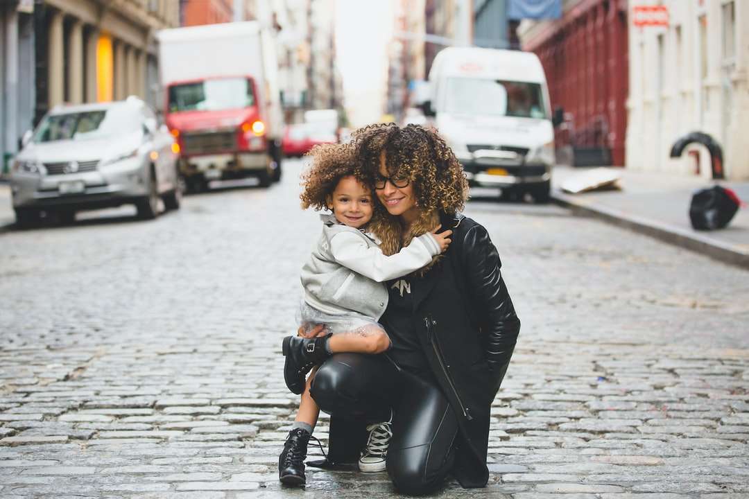 фото женщины с ребенком возле улицы пазл онлайн