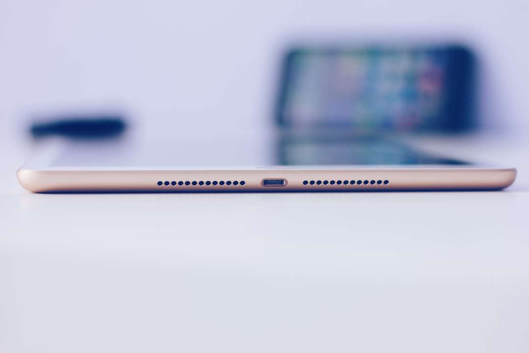 guld iPad mini på vit yta pussel på nätet