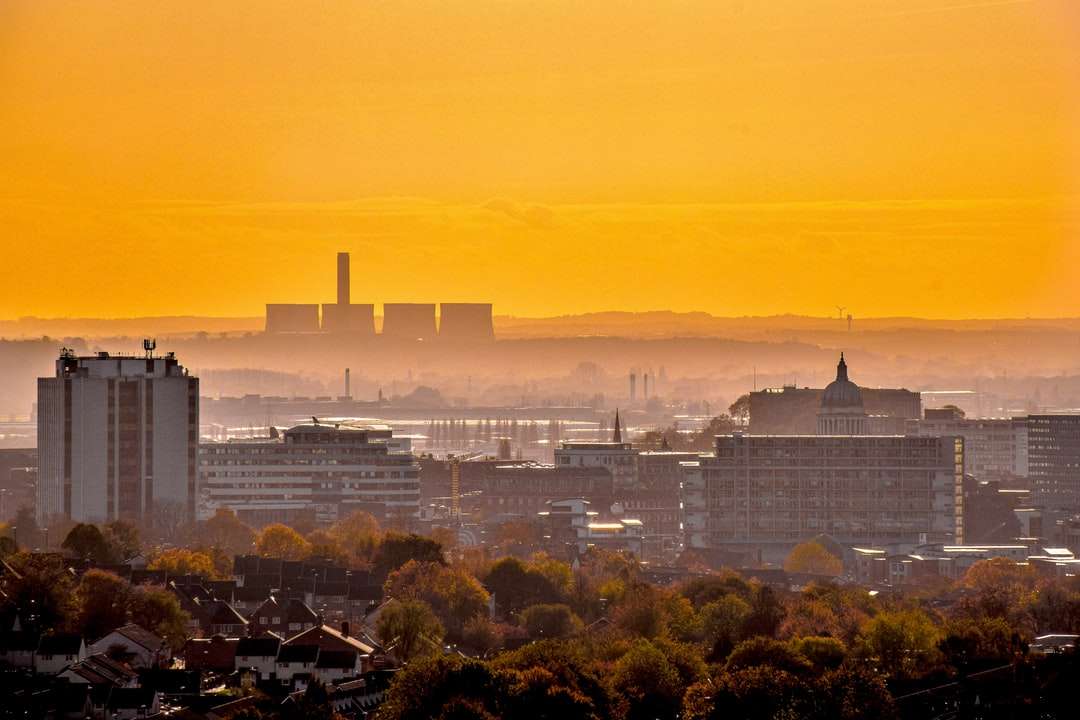 stadens silhuett under orange solnedgång Pussel online