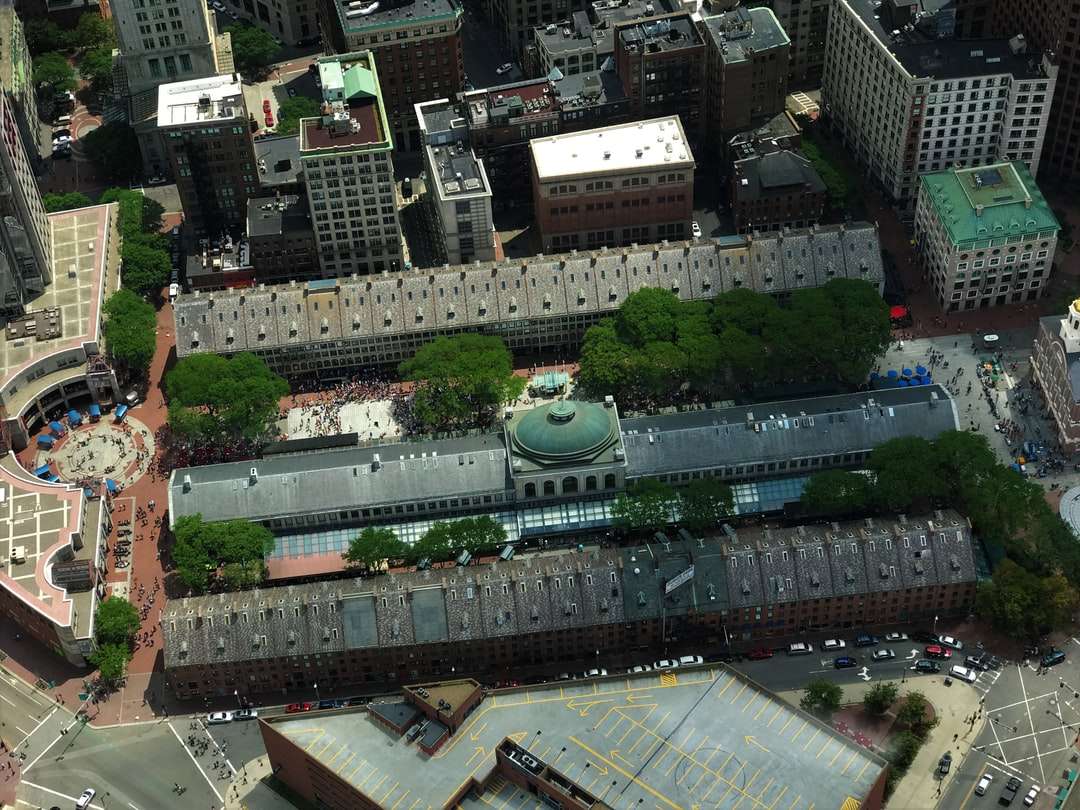 Luftaufnahmen von grauen und braunen Gebäuden Online-Puzzle