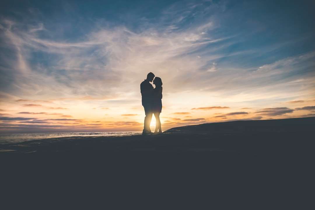 мужчина и женщина обнимают друг друга онлайн-пазл