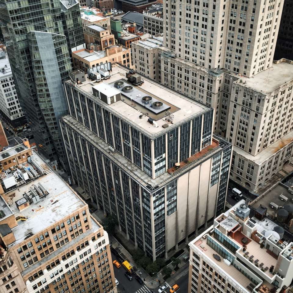 Flygfoto över stadens byggnader under dagtid pussel på nätet