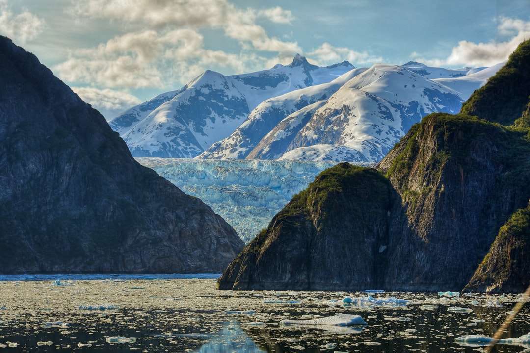 Fotografie des Berges in der Nähe von Gewässern Online-Puzzle