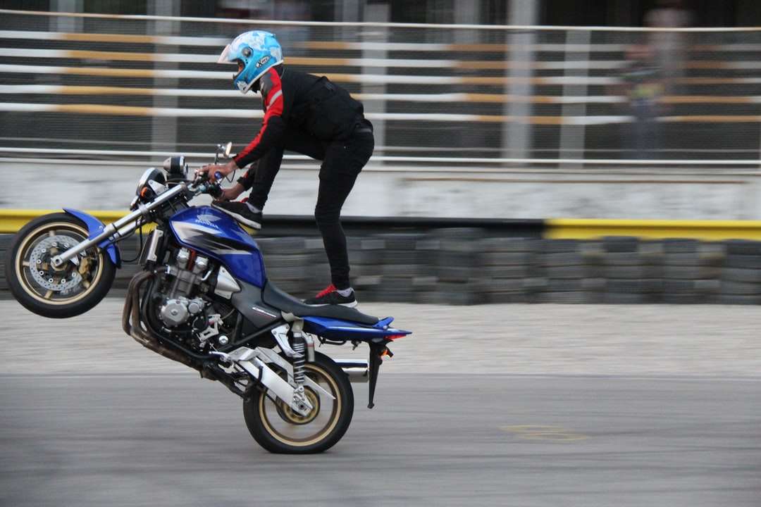 мъж в черно яке, каращ син спортен мотор онлайн пъзел