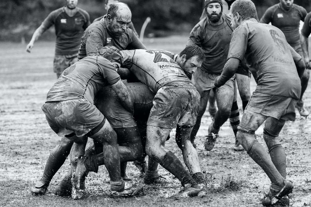 grijswaardenfotografie van een groep mensen die rugby spelen legpuzzel online
