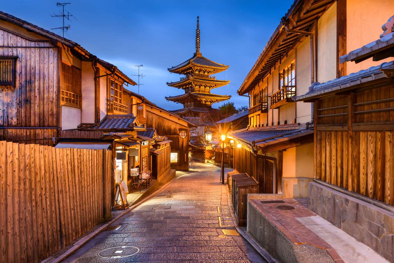 Kjóto, japonské staré město na pagodě Yasaka. skládačky online