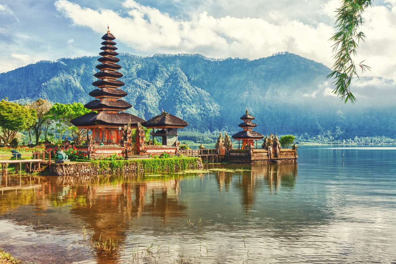 Templo de Pura Ulun Danu en un lago Beratan Bali rompecabezas en línea