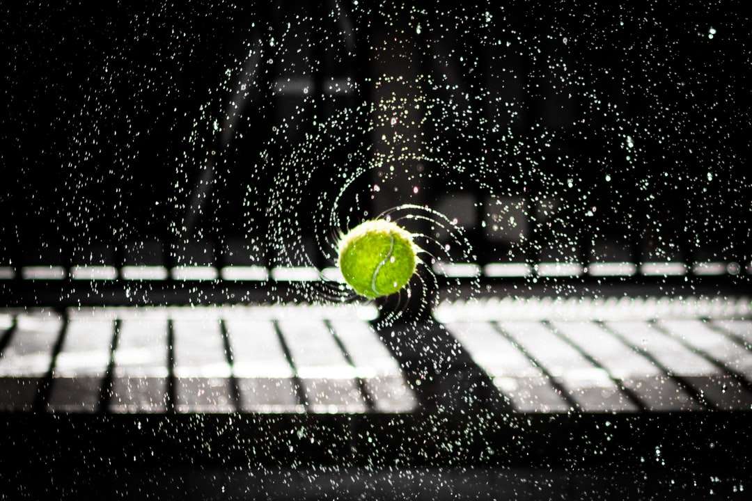 foto in time lapse di una pallina da tennis puzzle online