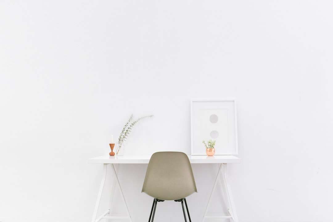 table en bois blanche près d'une chaise marron puzzle en ligne
