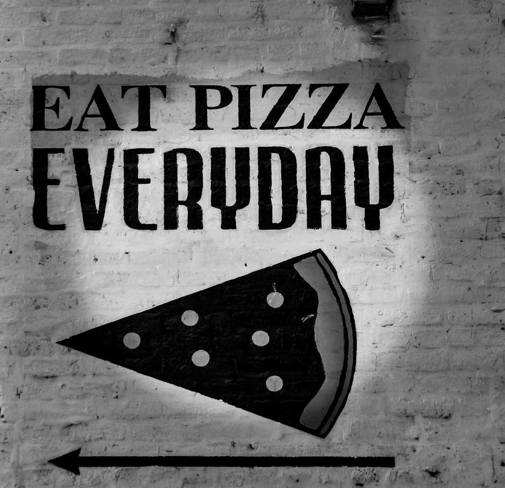gråskalefoto av ät pizza vardagsskyltar pussel på nätet