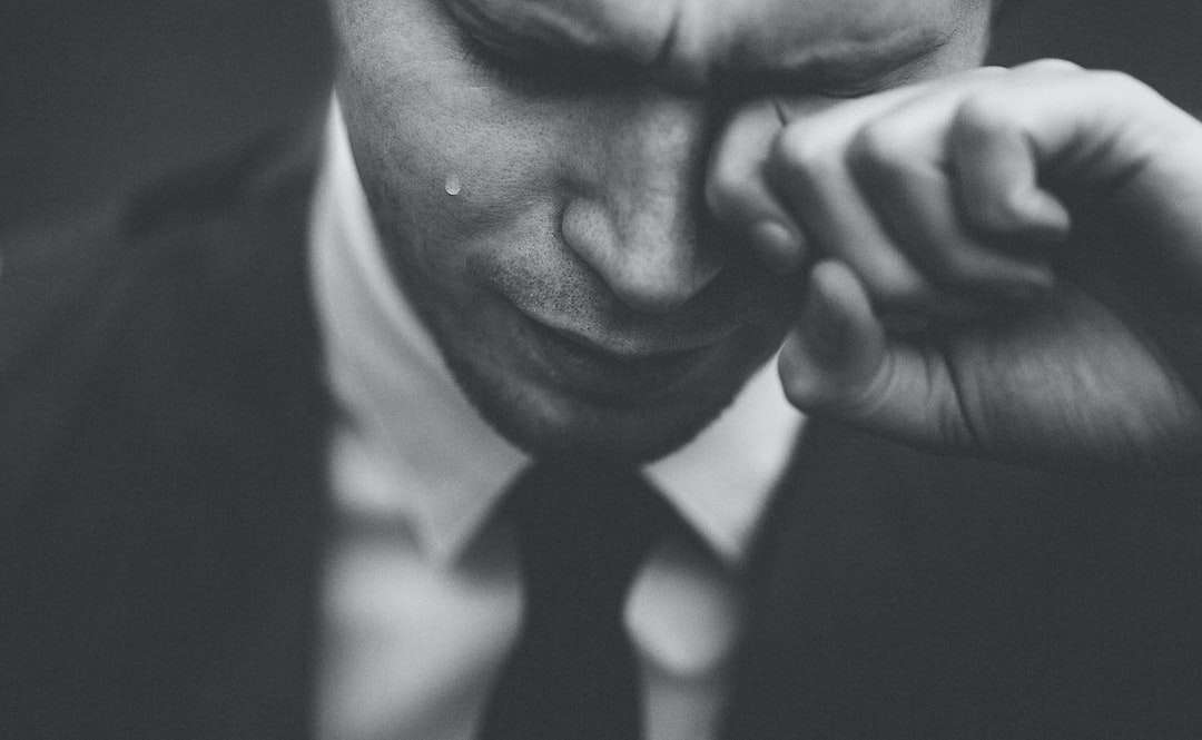 férfi a könnyeit törölgetve kirakós online