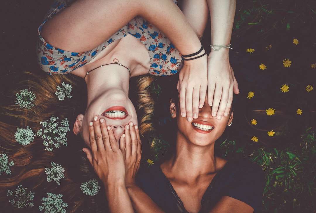 man och kvinna ler medan de ligger på gräsmattan pussel på nätet