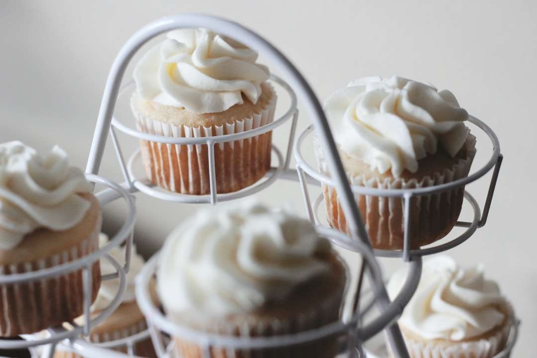 foto de cupcakes assados ​​na bandeja de cupcake branco puzzle online