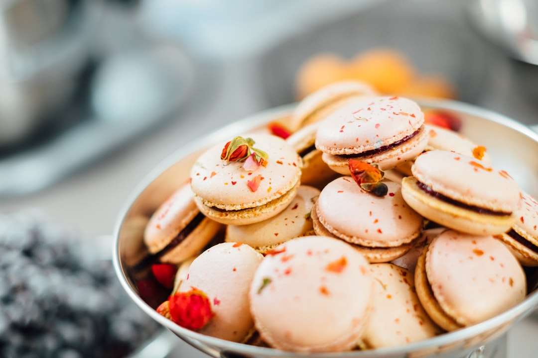 macarons in white ball selective focus photography skládačky online