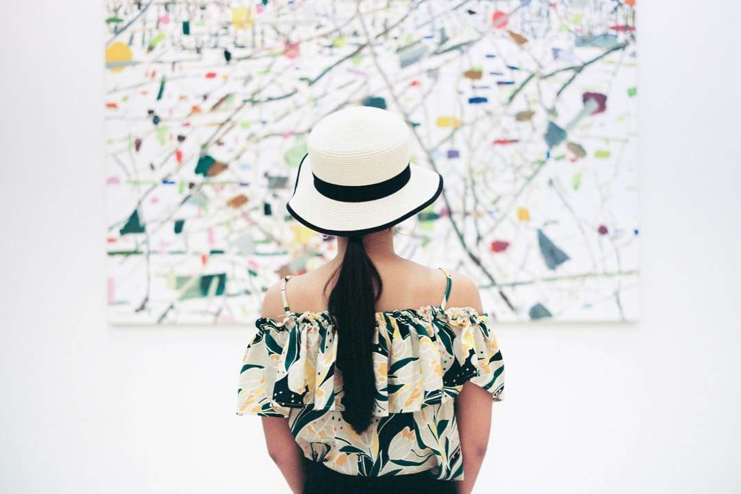kvinna som står framför abstrakt målning pussel på nätet