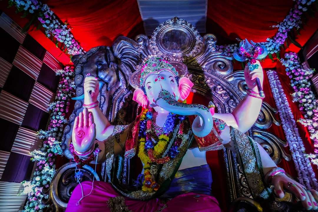 hinduistisk gudstaty på röd textil Pussel online