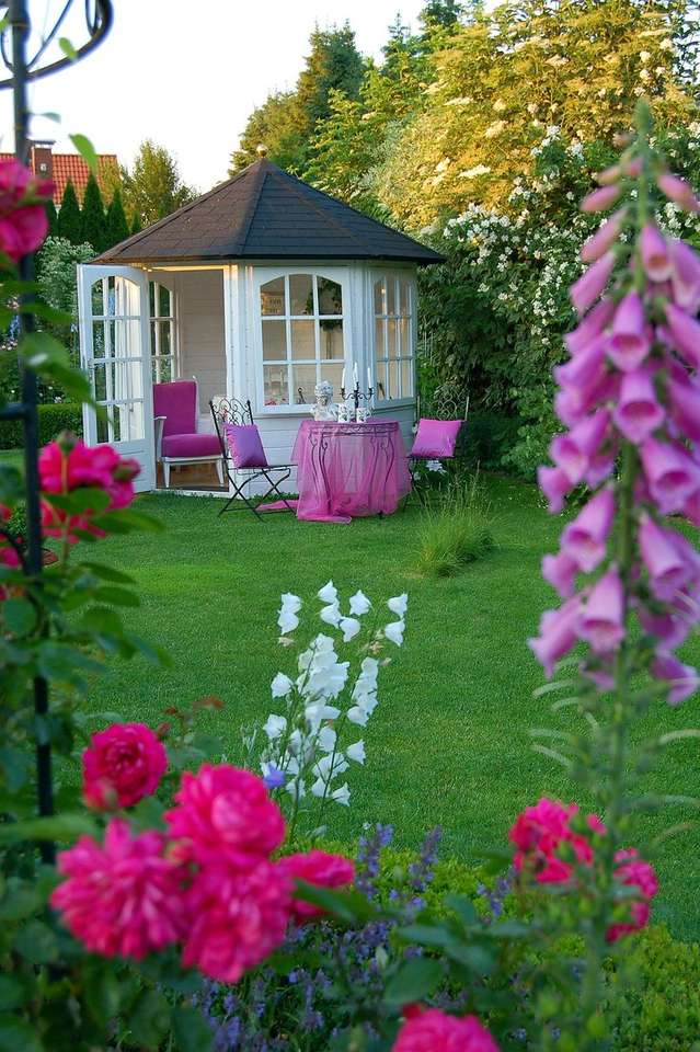 Lusthus och blommor i trädgården Pussel online