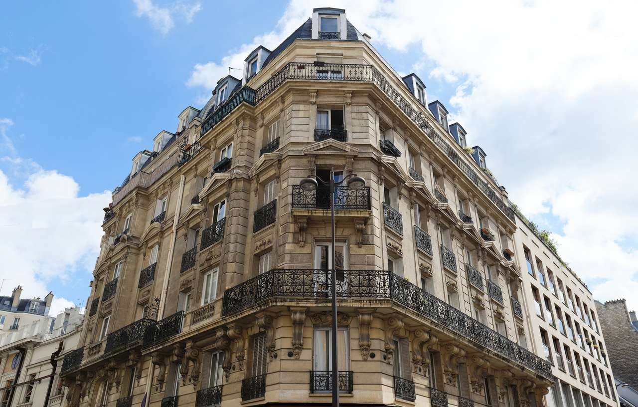 Традиционна френска къща с типични балкони онлайн пъзел