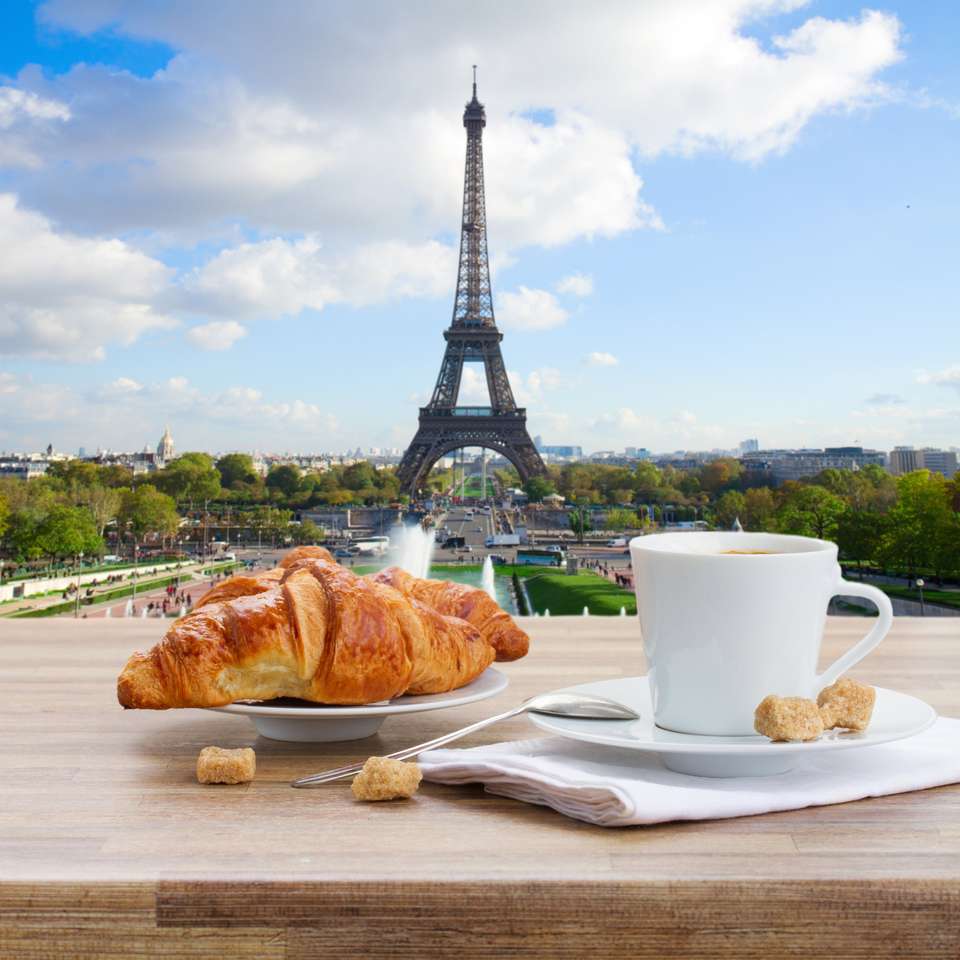 Kopp kaffe med croissant i Paris pussel på nätet