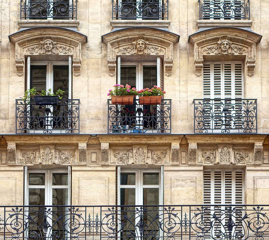 Типовий фасад паризької будівлі онлайн пазл