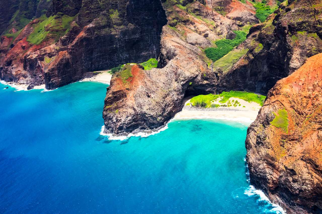 Honopu Arch aan de kust van Na Pali, Kauai, Hawaii legpuzzel online