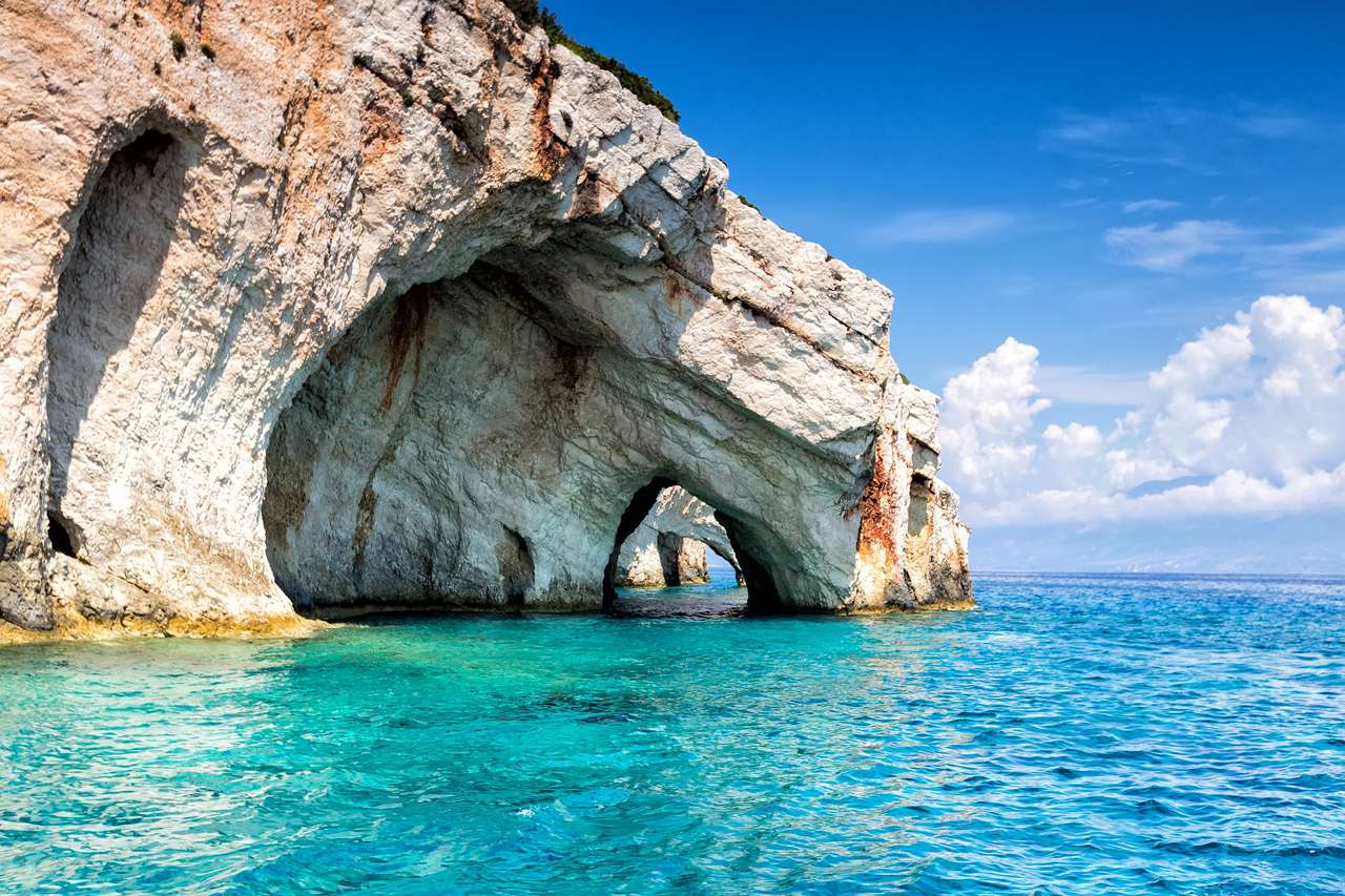 Cavernas azuis na ilha de Zakynthos, na Grécia puzzle online