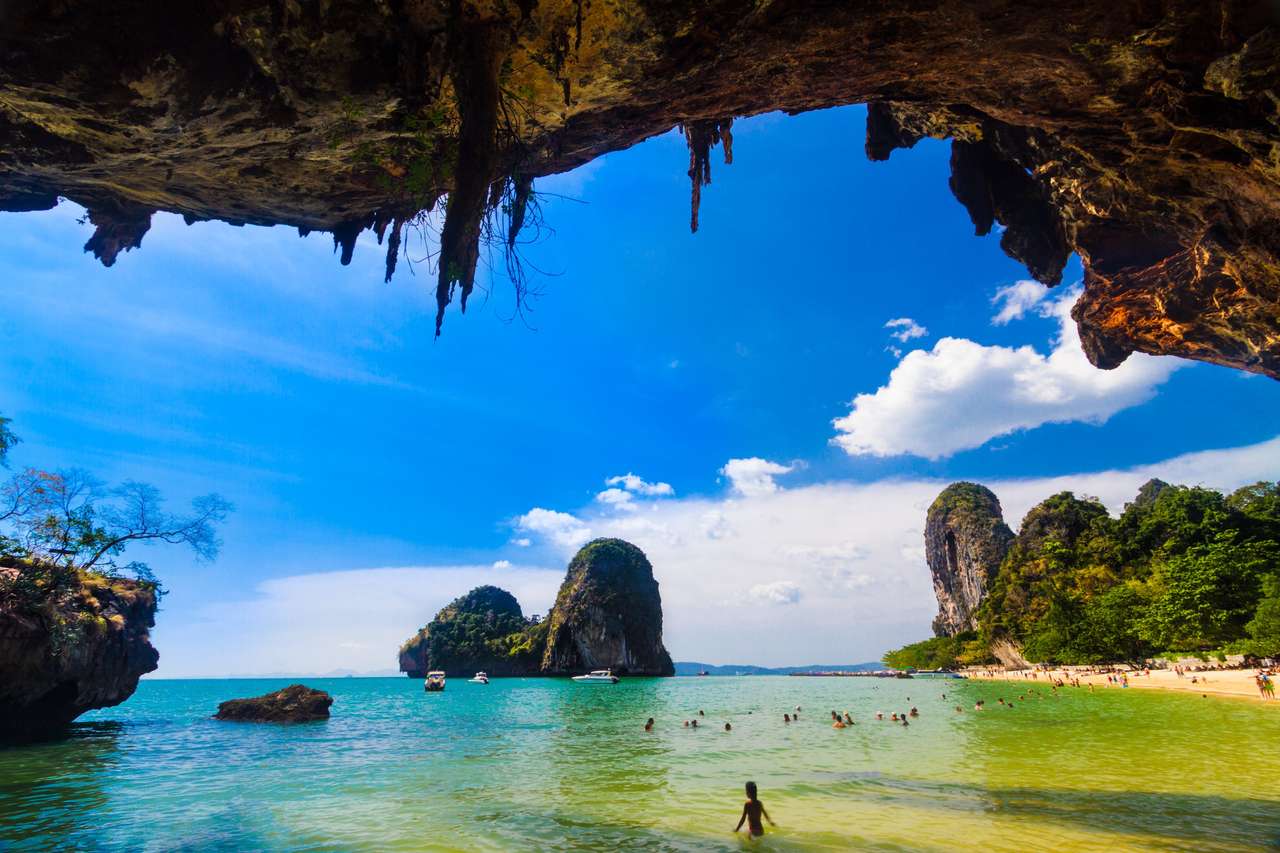Пляж Прананг, вид из пещеры Прананг, Таиланд. головоломка