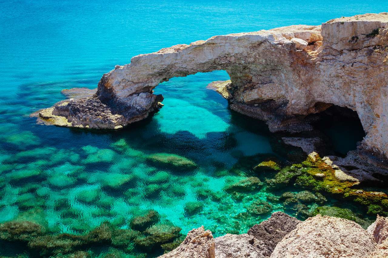 Přírodní skalní oblouk poblíž Ayia Napa, na Kypru skládačky online