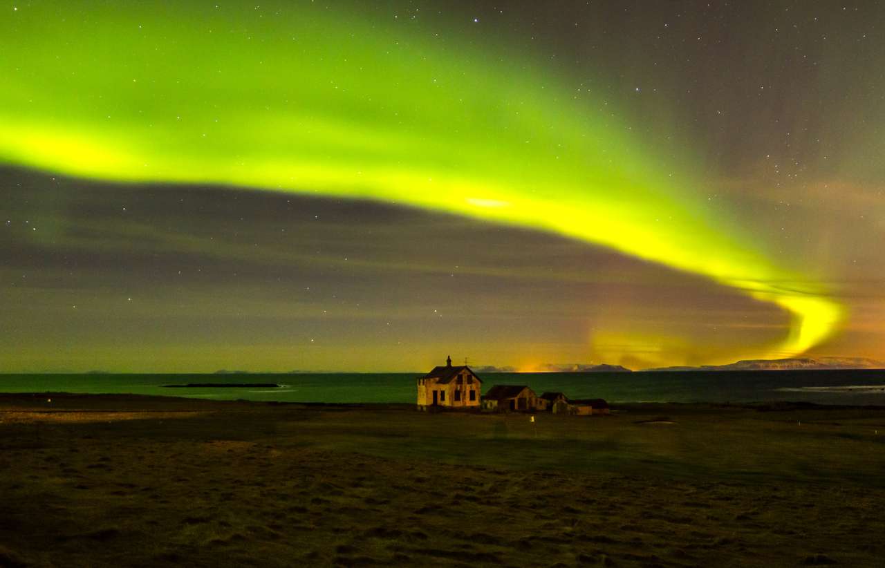 Északi fény az izlandi elhagyott ház felett kirakós online