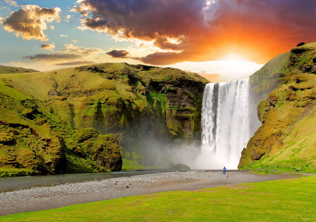 Известният водопад Скогафос в Исландия при залез слънце онлайн пъзел