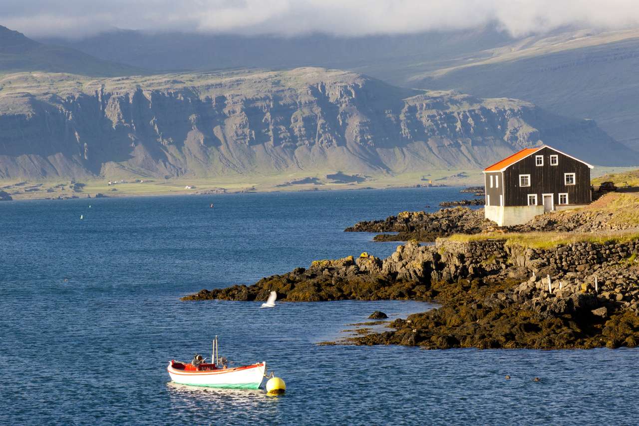 アイスランドのデューピボーグルの小さな漁村 オンラインパズル
