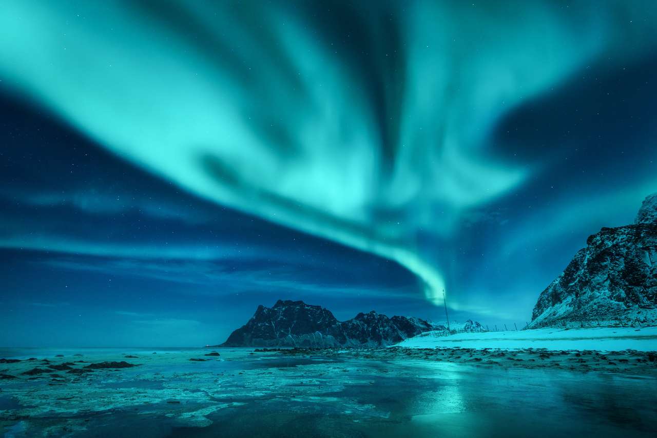 Aurora borealis över de snöiga bergen pussel på nätet