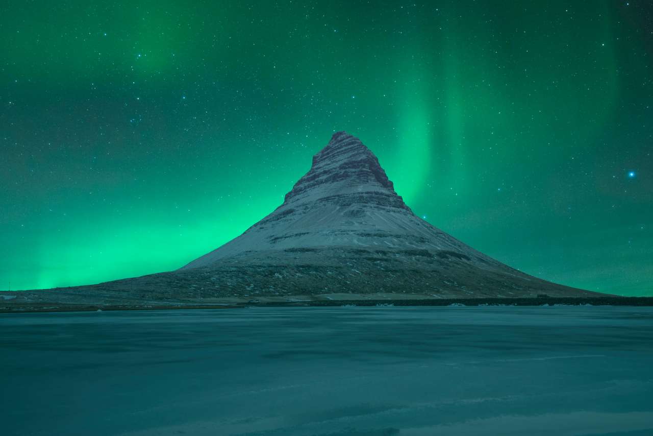 Северное сияние на горе Киркьюфетль в Исландии пазл онлайн