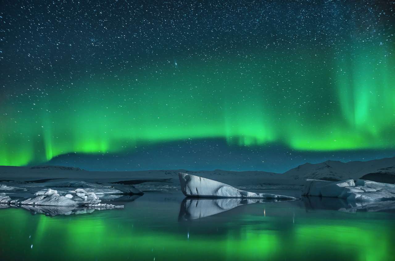 Aisberguri sub aurora boreală puzzle online