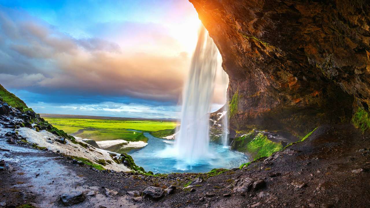 Seljalandsfoss vattenfall under solnedgången Pussel online