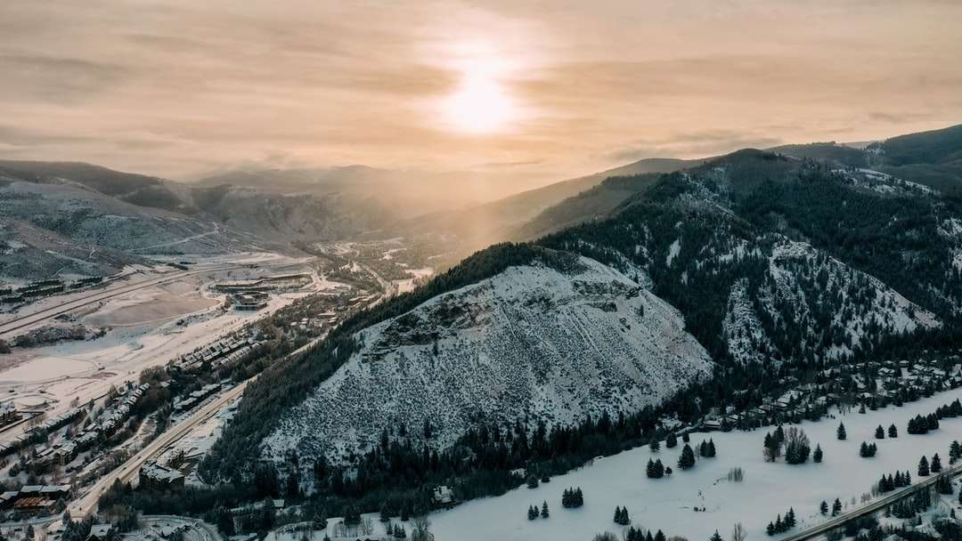 légi felvétel a tóra és a hegyekre napközben kirakós online