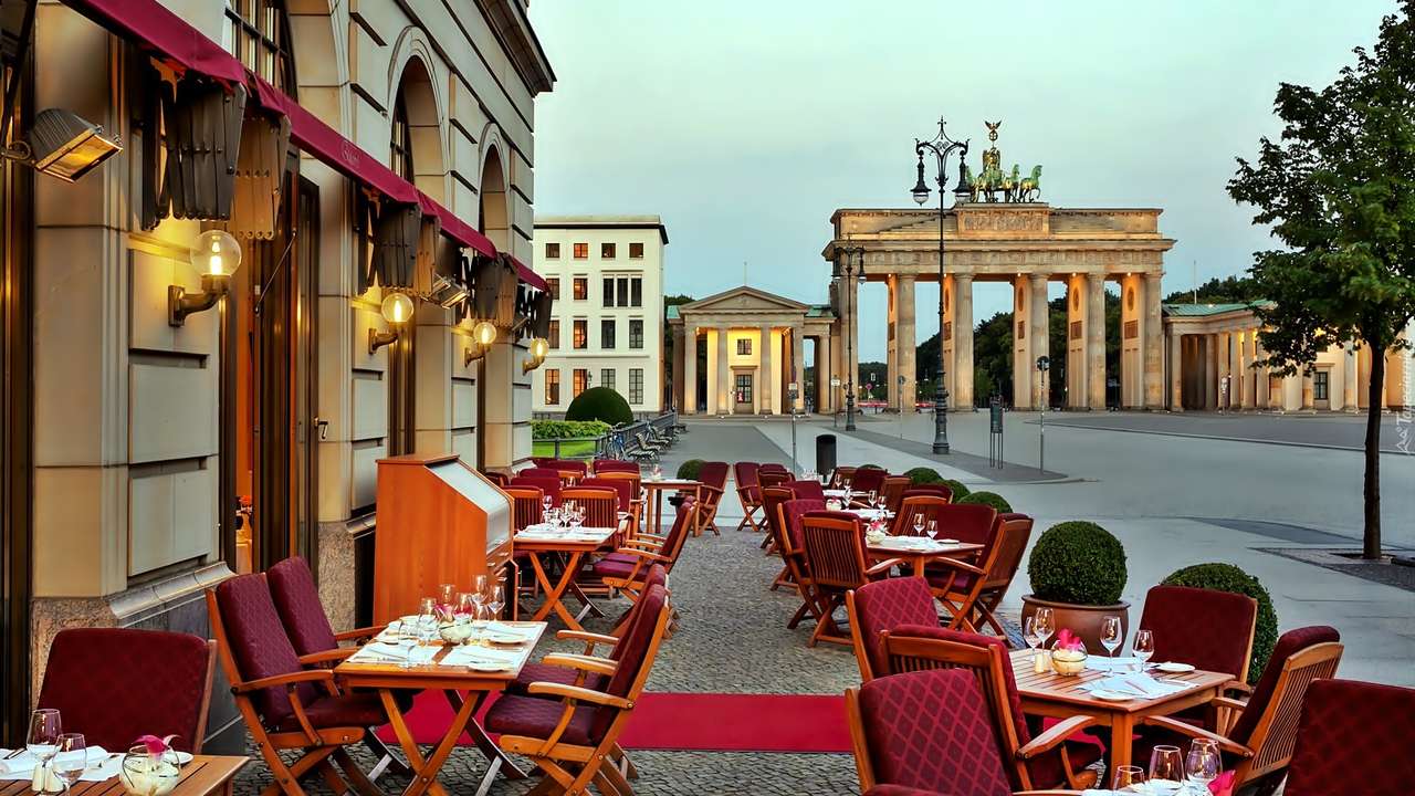 Вид на Бранденбургские ворота в Берлине онлайн-пазл