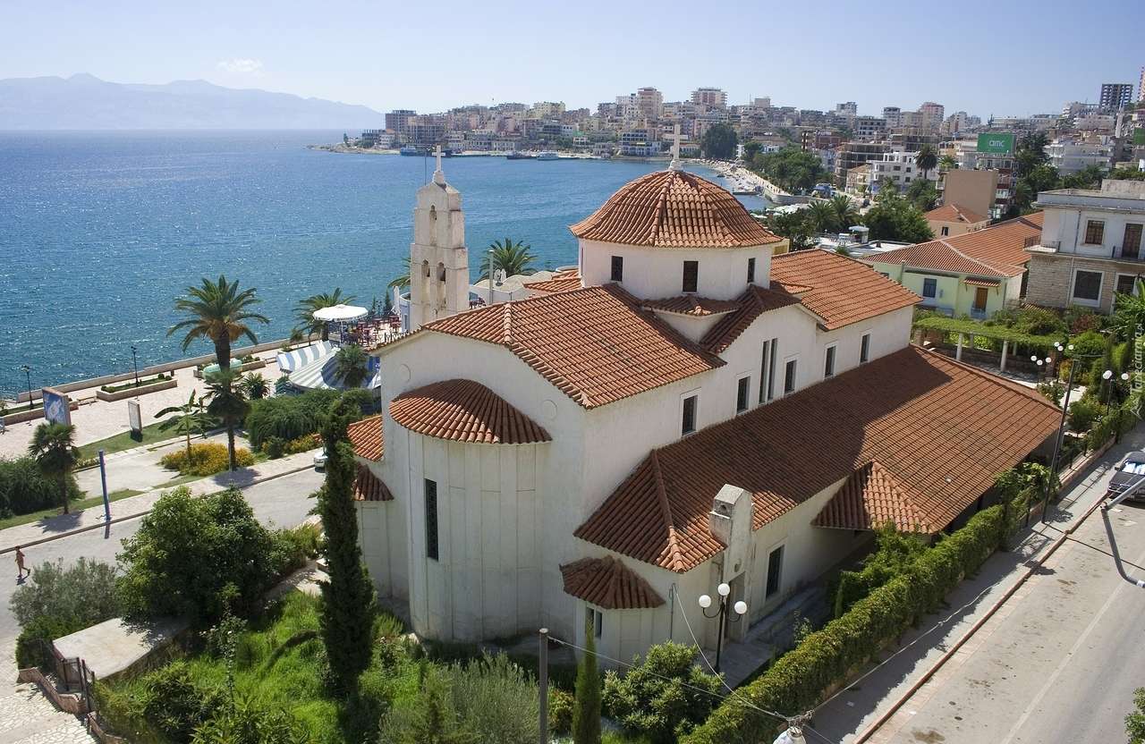 Église au bord de la mer en Albanie puzzle en ligne