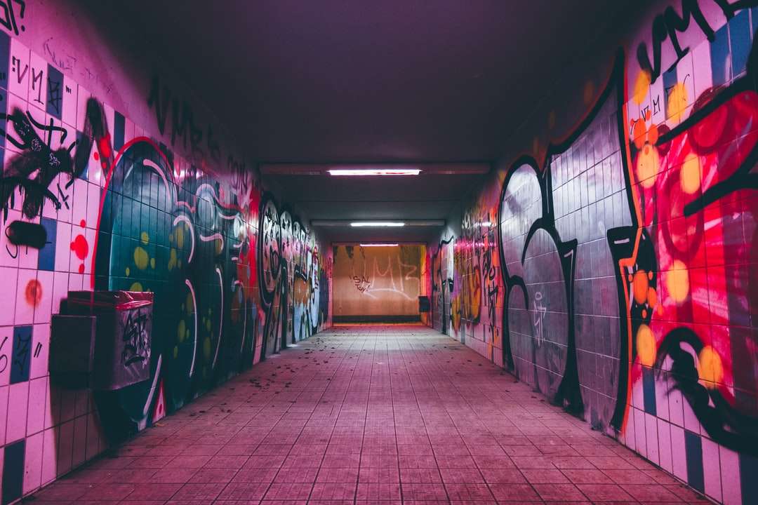 празен тунелен път със стени с графити онлайн пъзел
